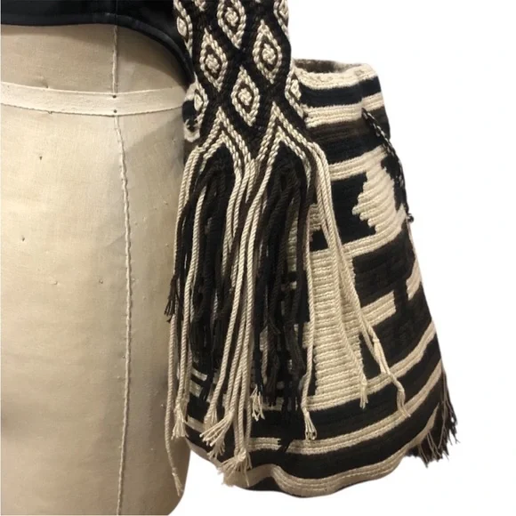 NWT SARAI WAYUU Black and Tan Patterned Woven Crossbody Bag Columbia made XL - Picture 4 of 16